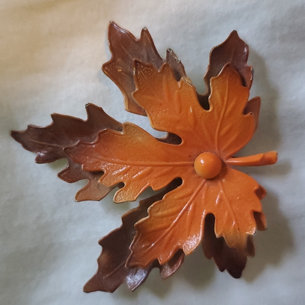 Vintage 60s 70s Metal Maple Leaf Pin